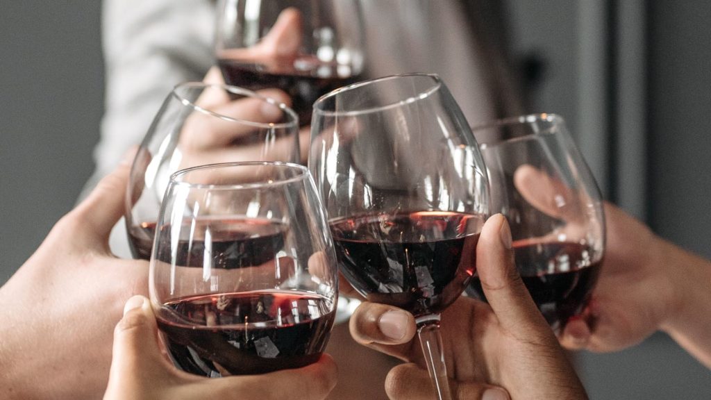 5 piliers sur lesquels s'appuyer impérativement pour une stratégie de marketing digital viticole réussie pour un vigneron ou une marque de vins.